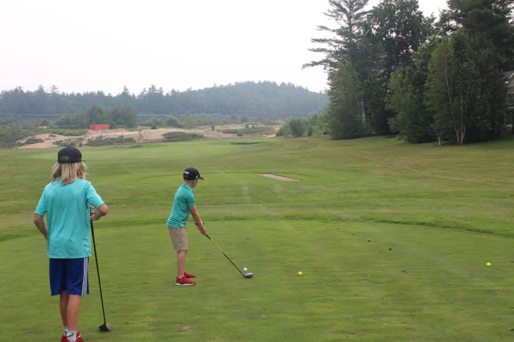 kids-playing-golf-at-owls-nest